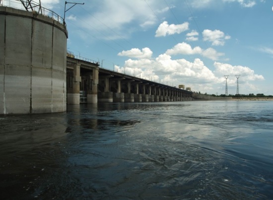 На Волжской ГЭС на месяц снизили сбросы воды